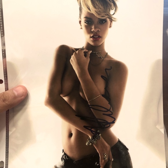 Robyn Rihanna Fenty signed (Rp) ✍🏼 - Picture 1 of 3